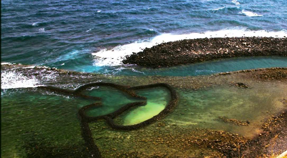 愛心形狀石滬與湛藍海水