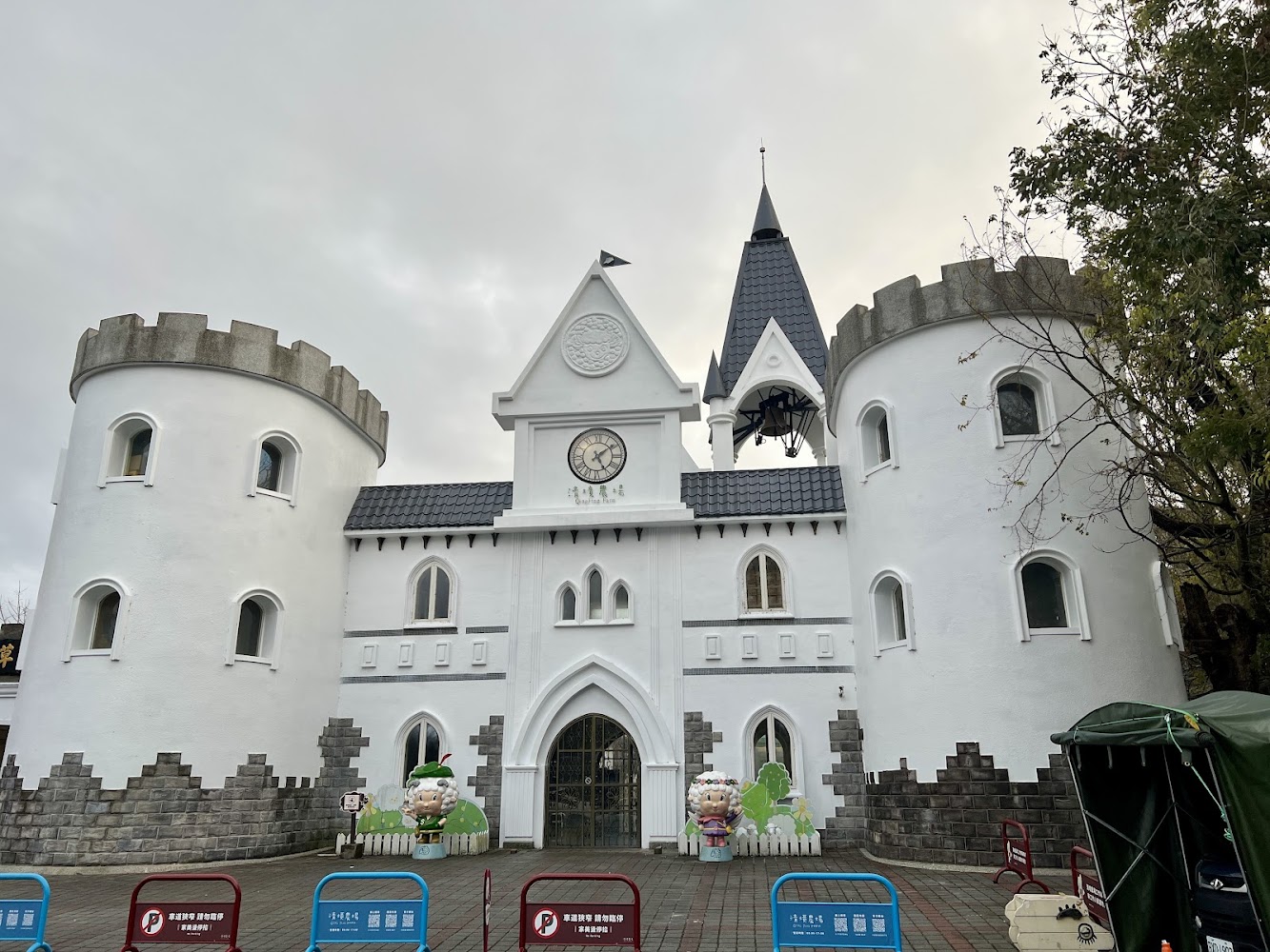 清境農場購票處正門白色城堡建築