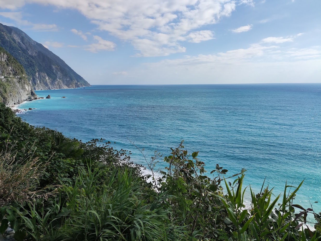 花蓮海岸美景，山脈懸崖與蔚藍海洋同框
