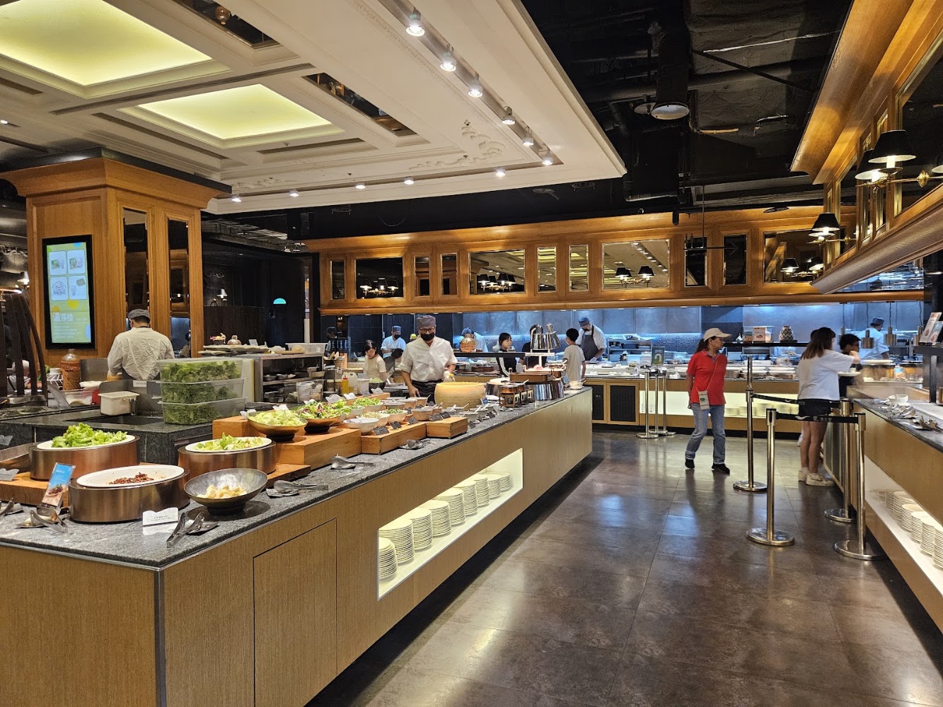饗食天堂台北信義店自助餐檯與明亮用餐空間