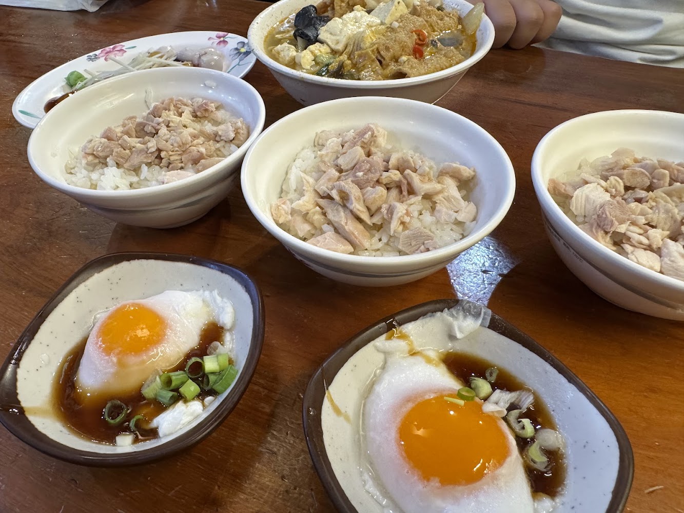 林聰明餐桌上的雞肉飯、滷味與配菜