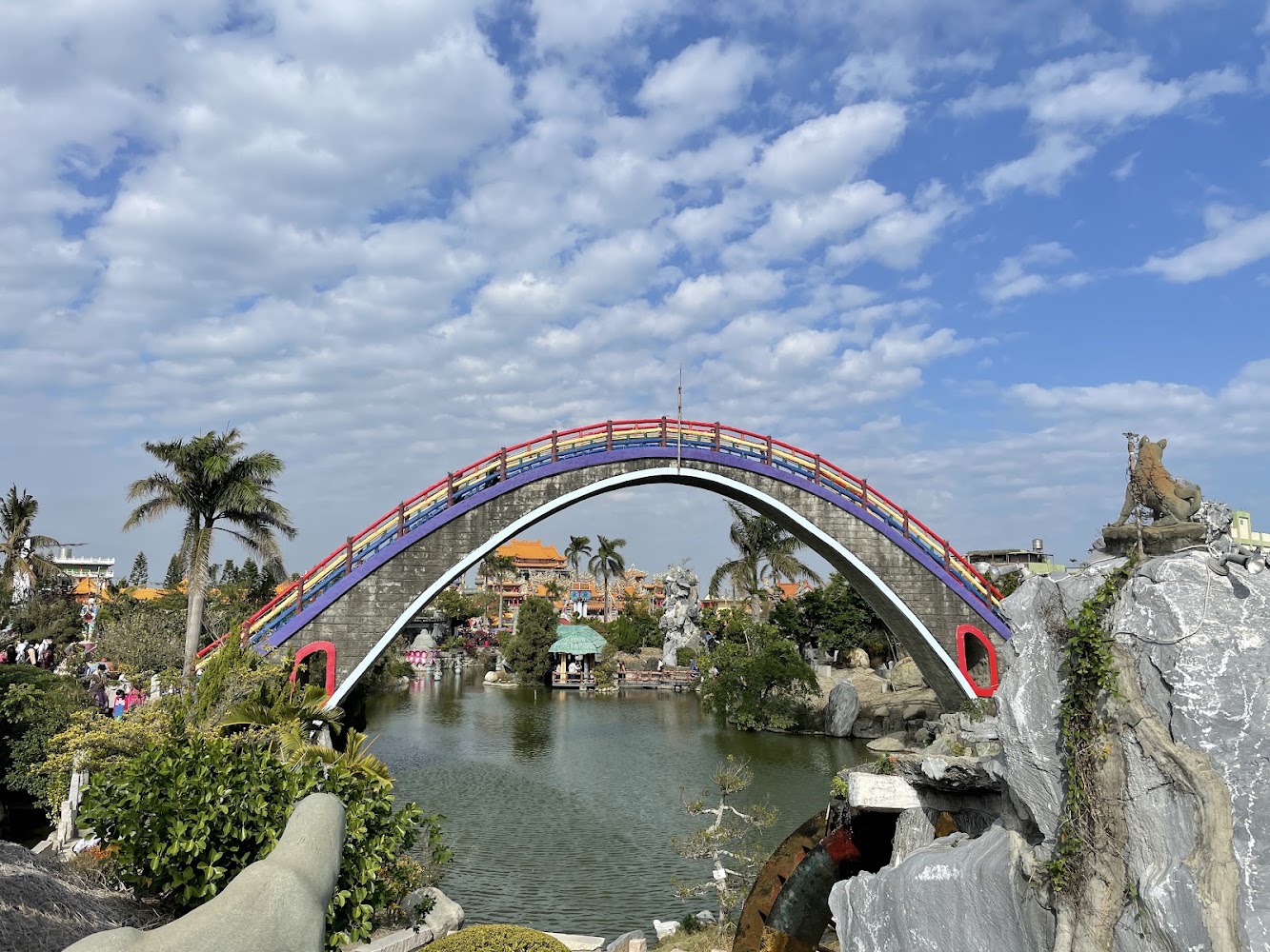 彩虹橋橫跨湖面,下方是水池與綠樹