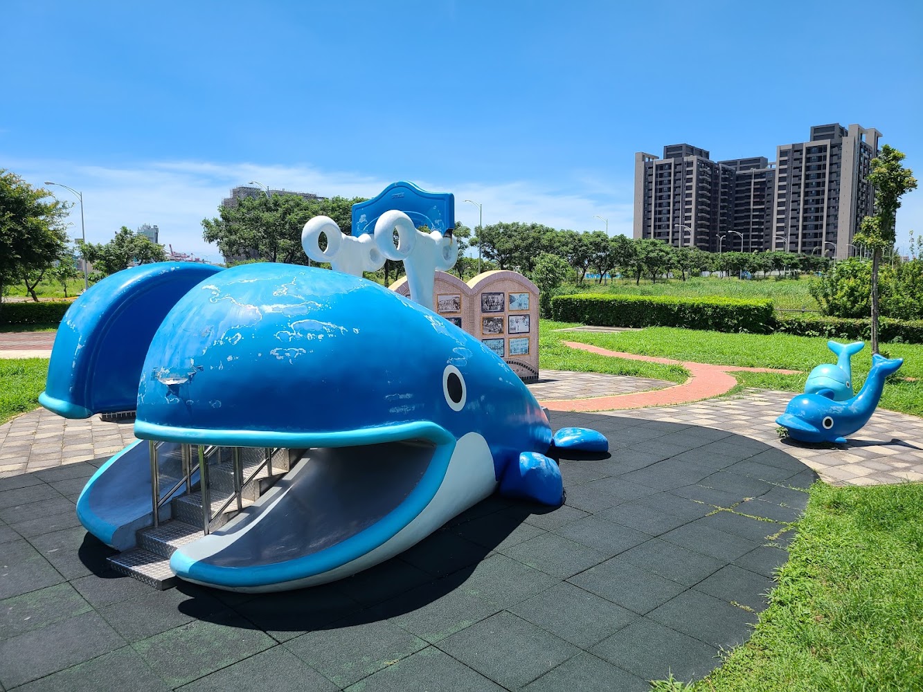 頂魚寮公園鯨魚造型溜滑梯