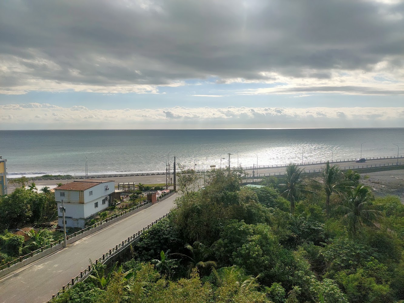台東海邊眺望公路房屋綠樹與遠方海景