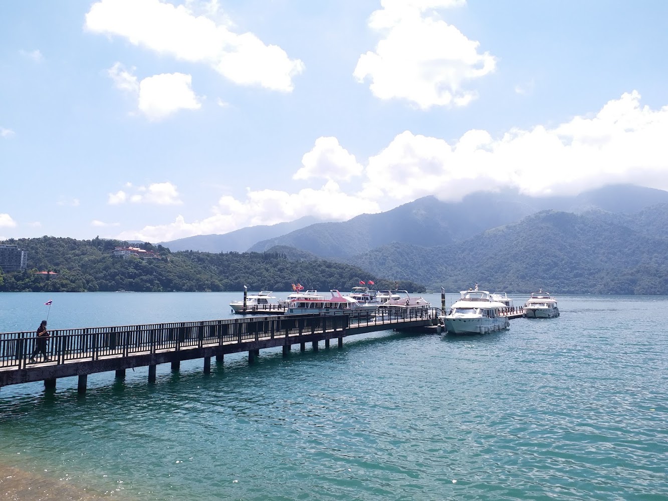 日月潭碼頭與遊艇景色