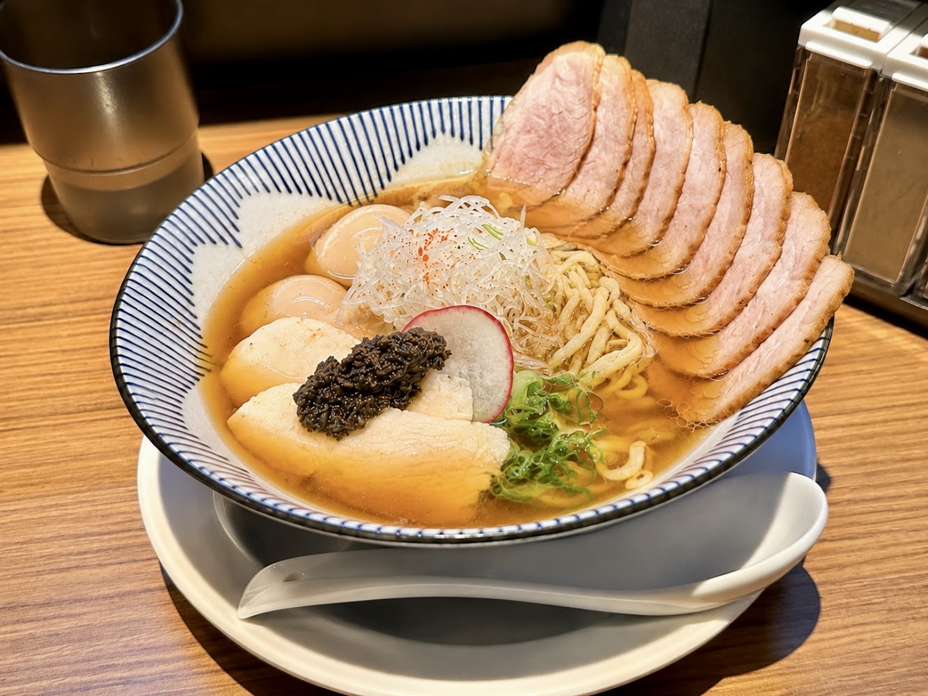 山越拉麵叉燒拉麵與豐富配料特寫