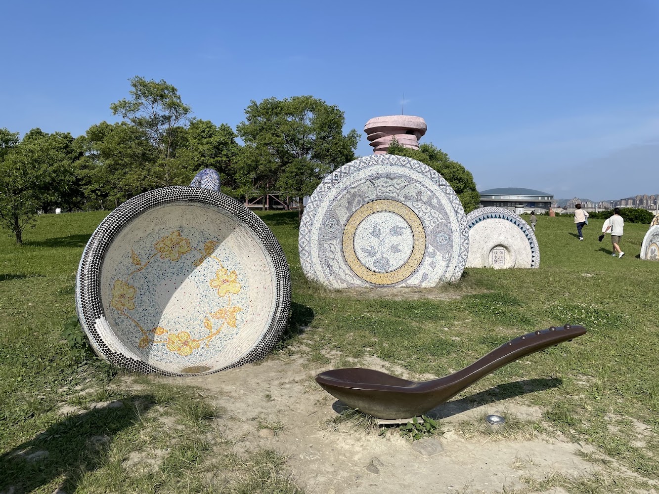 三鶯之心草地上的大型餐盤裝置藝術