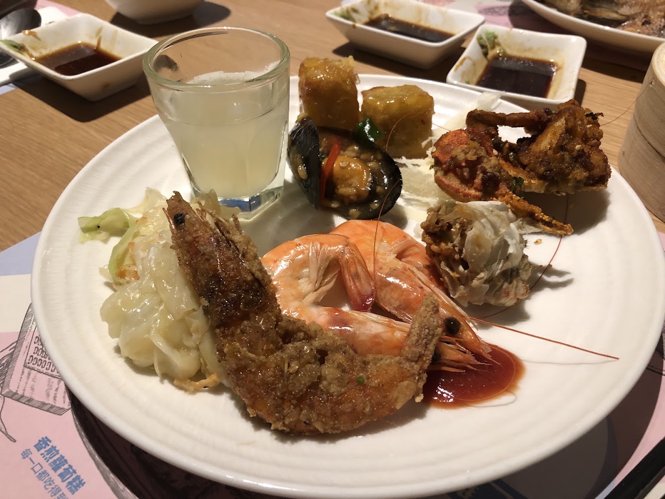 海鮮拼盤包含蝦、蟹、炸蝦與時蔬