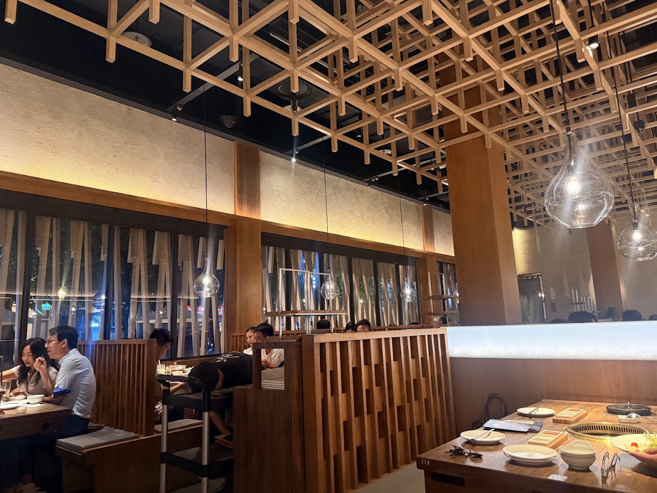 茶六燒肉堂公益店現代日式內裝與用餐氛圍