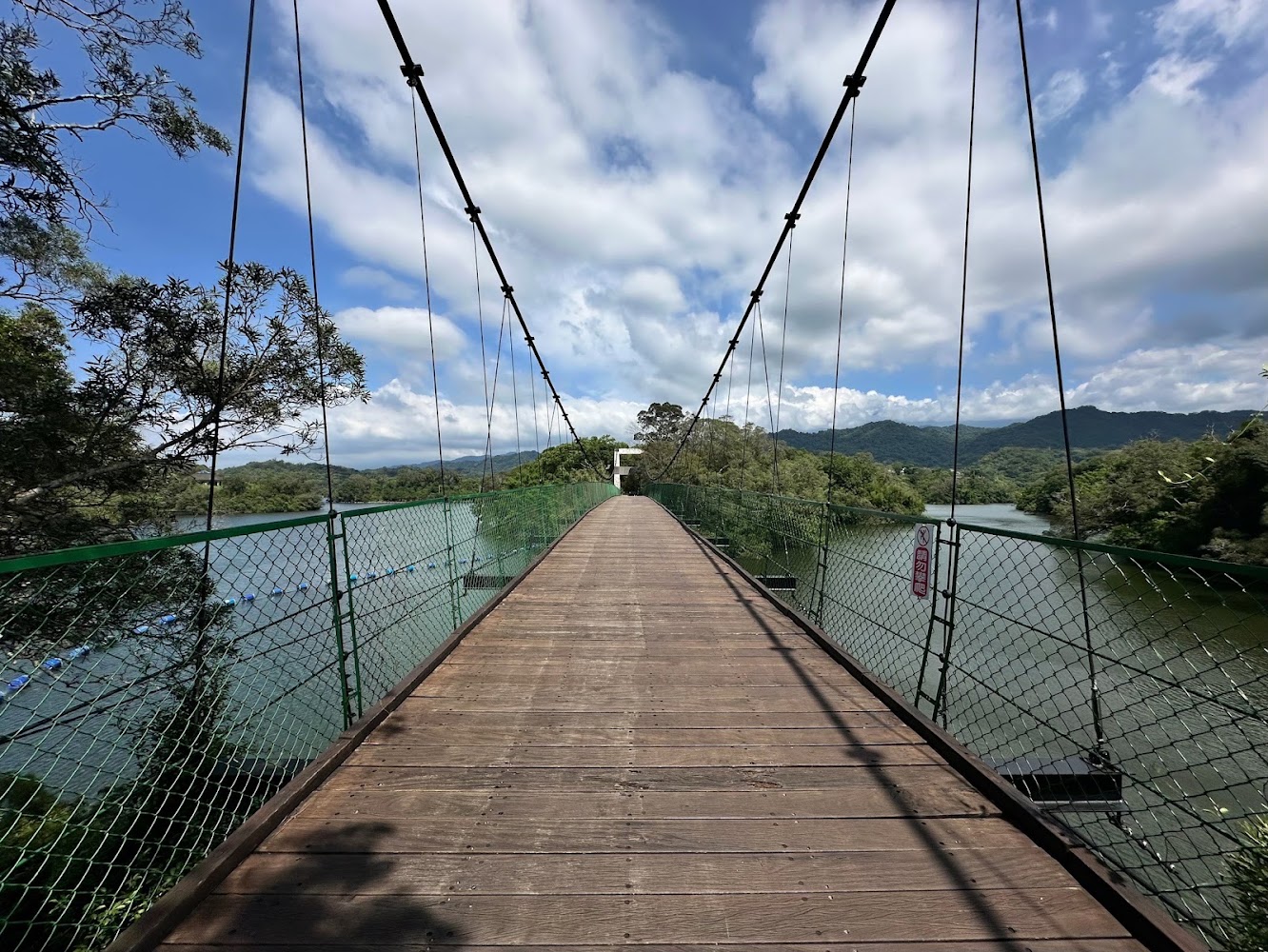 木造吊橋跨越河道