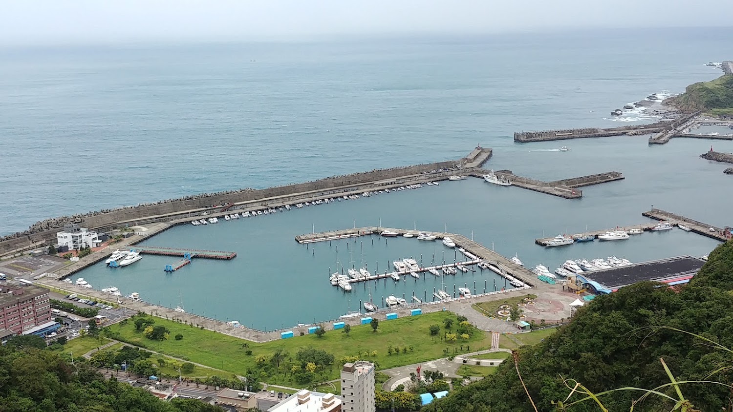 基隆海港與遊艇景色