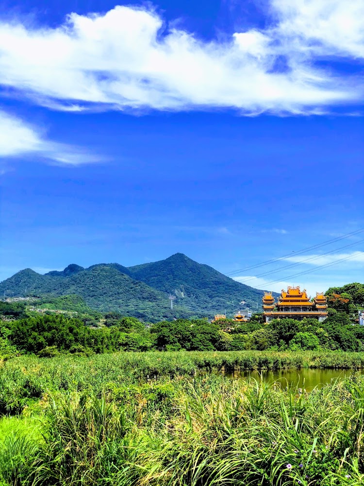 觀音山藍天白雲綠色山脈與寺廟景觀