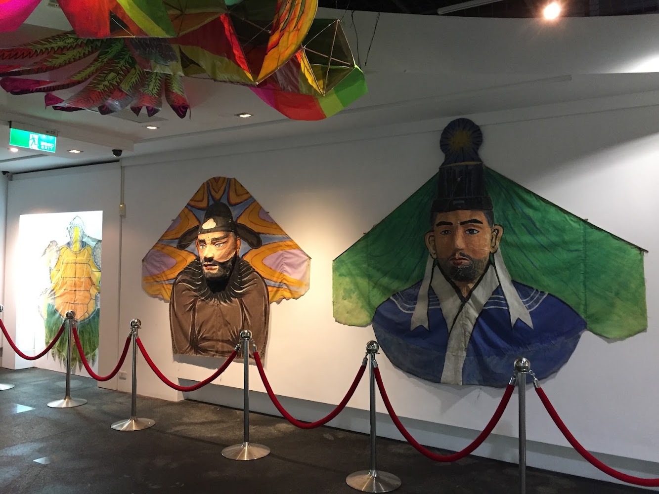 牆面展示大型人物主題風箏