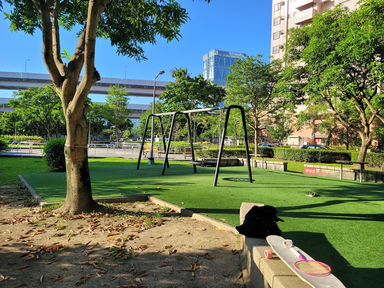 公園鞦韆與綠地