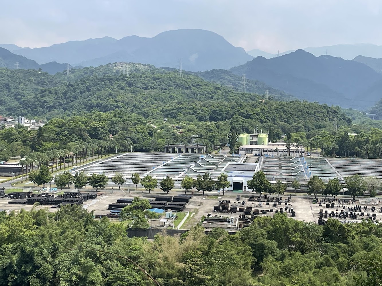 直潭淨水場整齊水池與山林景觀