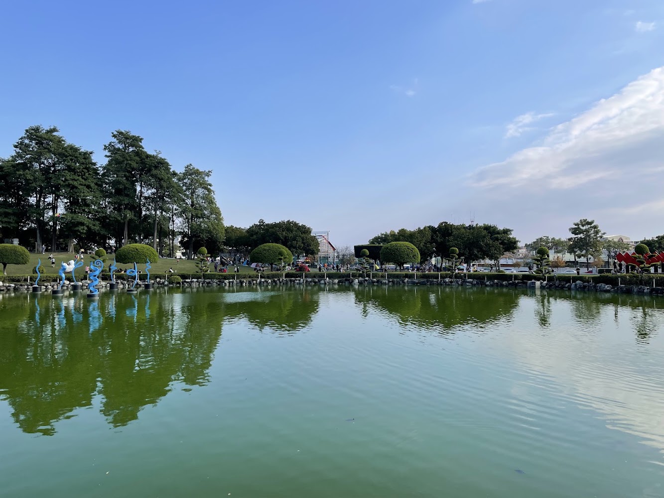 豐樂雕塑公園湖畔草地與藝術雕塑