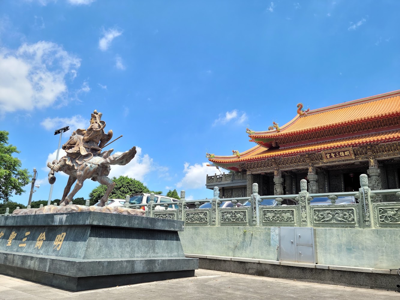 虎頭山公園廟宇與關公雕像
