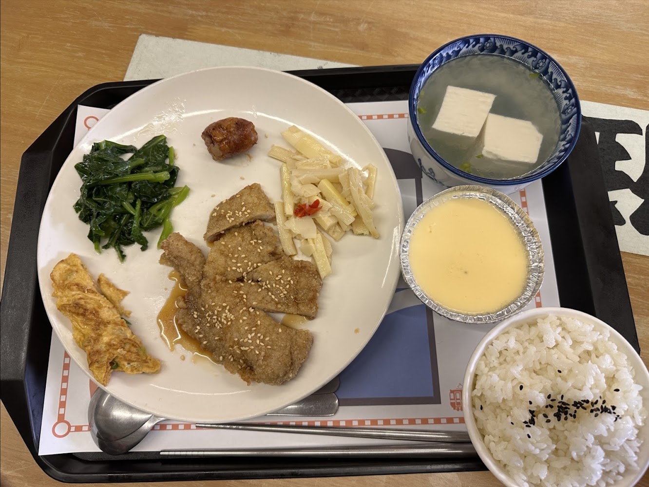 福井食堂鐵路便當風格套餐,配菜多樣且份量完整