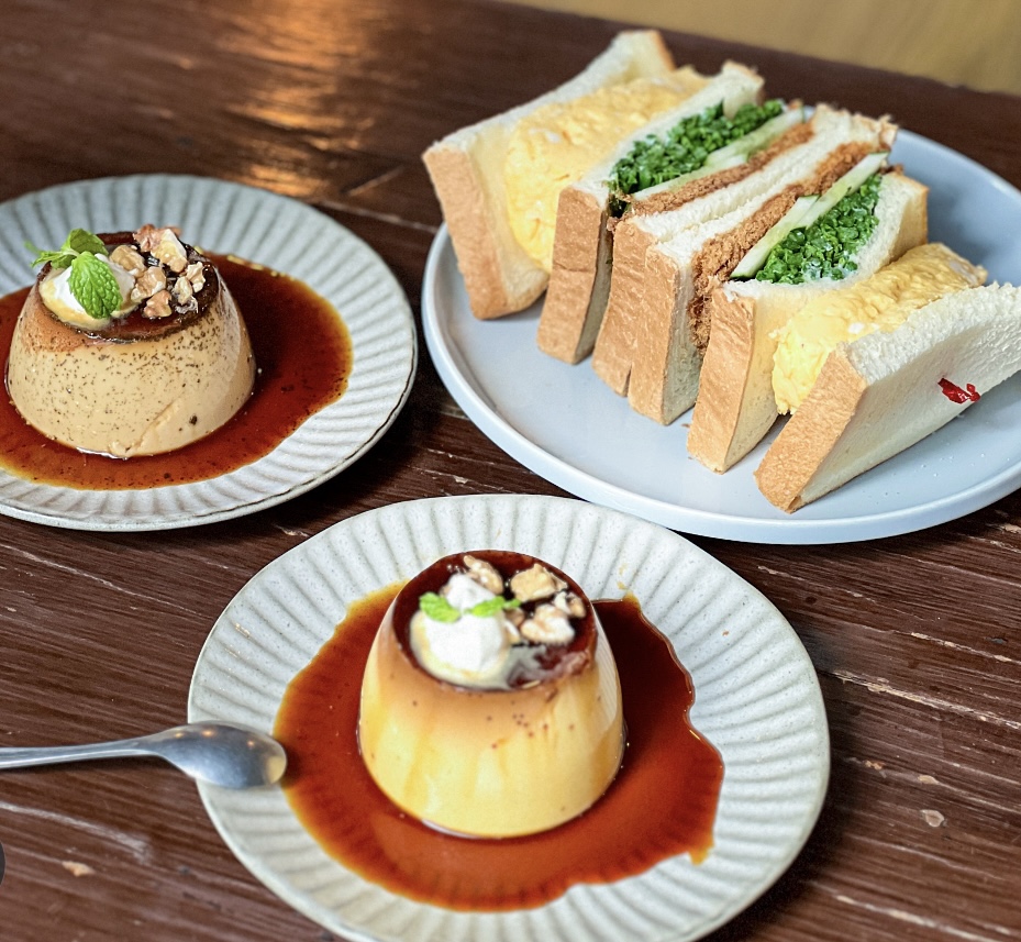 這間咖啡的布丁與三明治餐點