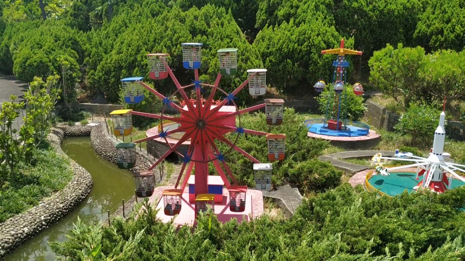迷你遊樂園模型與火箭設施