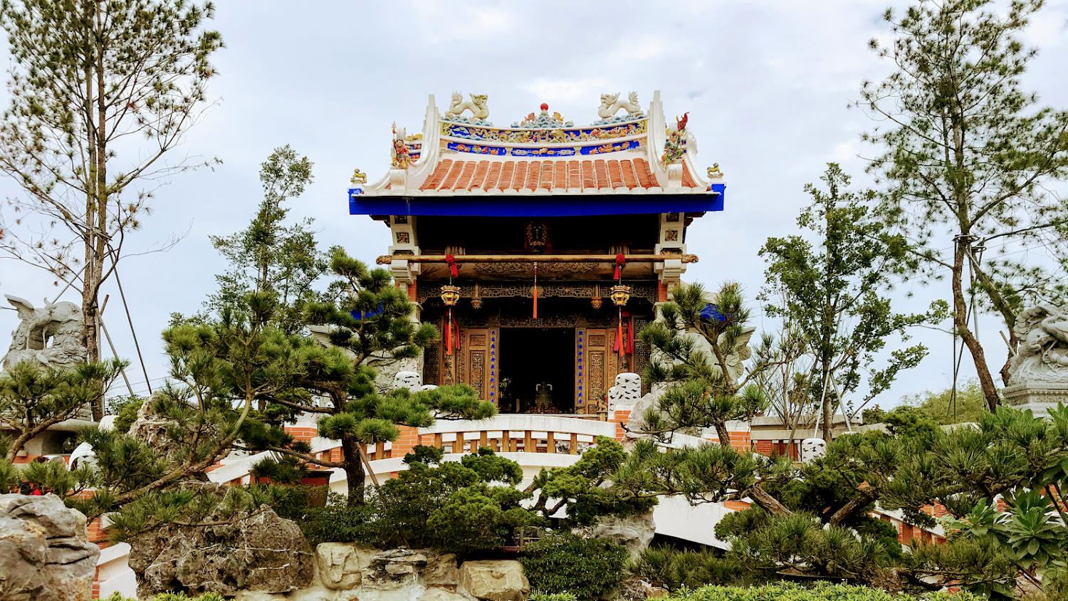 傳統華人廟宇與大型石獅園藝造景