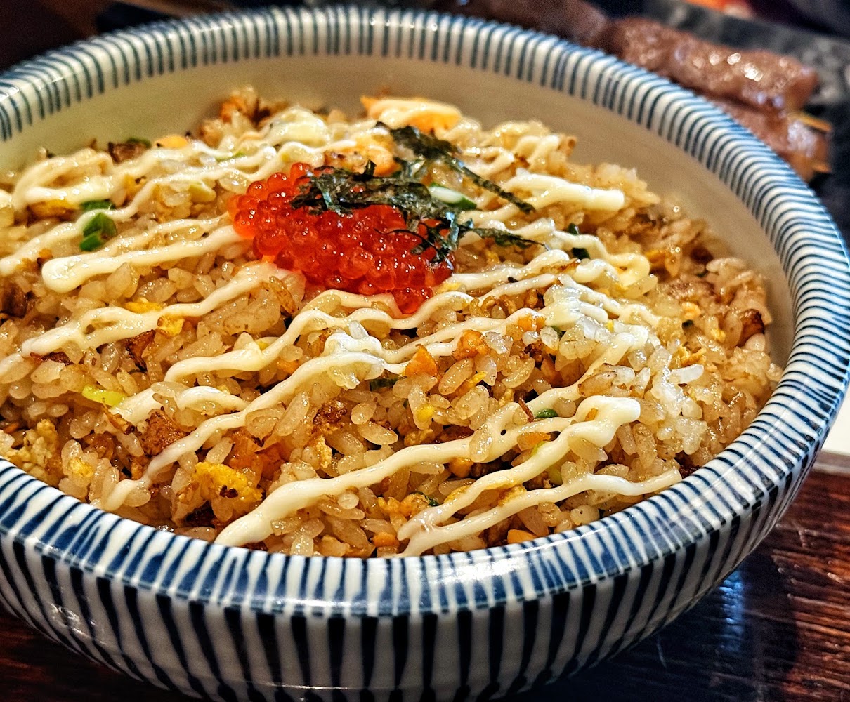 老字號居酒屋鮭魚卵美乃滋炒飯擺盤精緻,海苔絲點綴