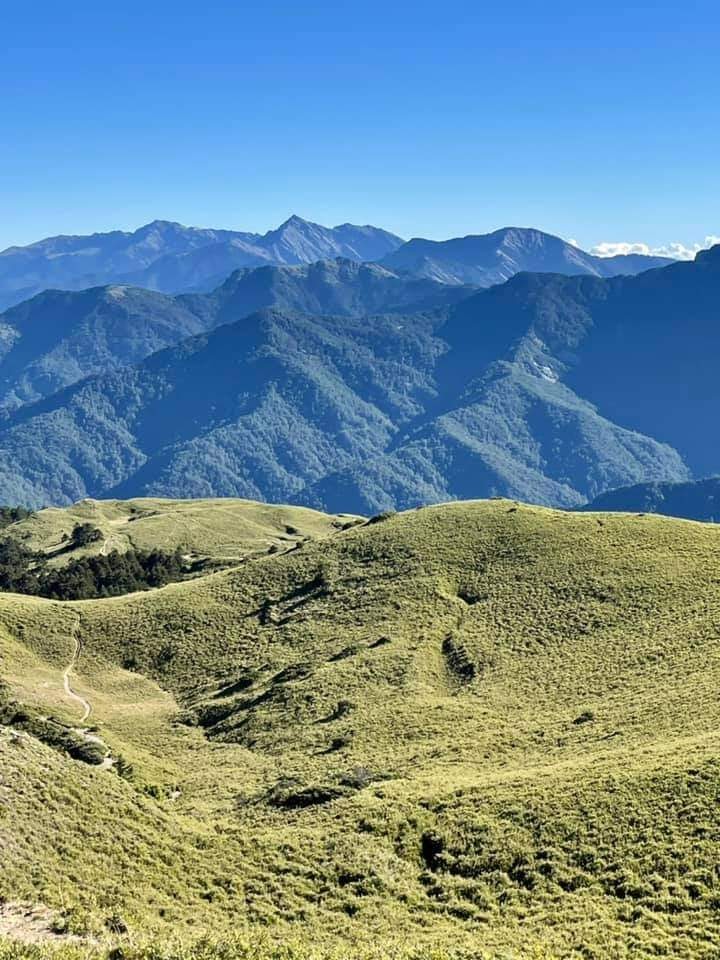 南投大片綠色高山草原與藍天山脈