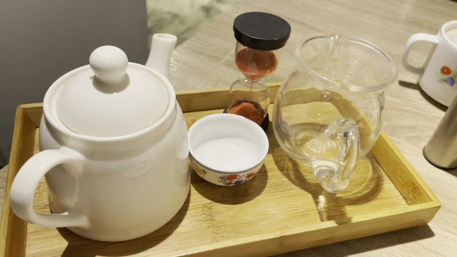 馨苑小料理茶具與公道杯擺盤精緻