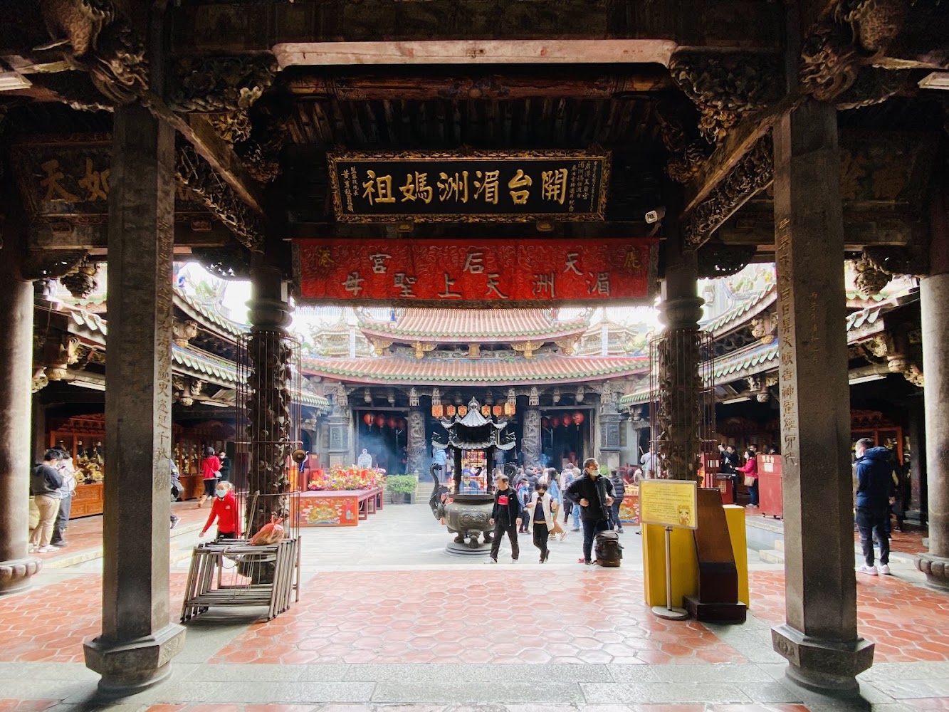 鹿港天后宮內部參拜景象