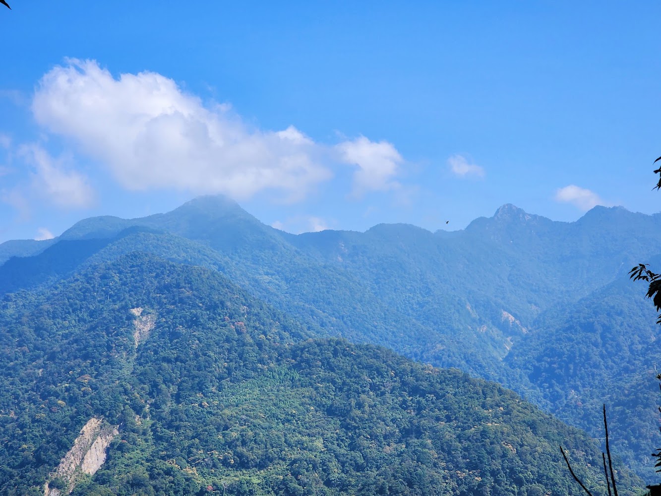 東卯山周邊翠綠山脈與藍天
