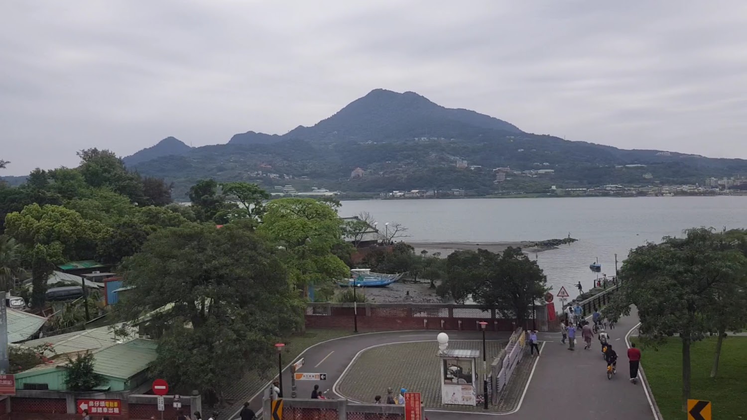 大山河岸綠樹與步道遊人
