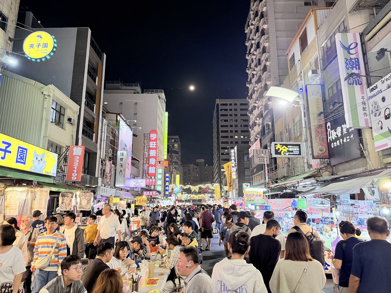 六合夜市夜晚街景與人潮
