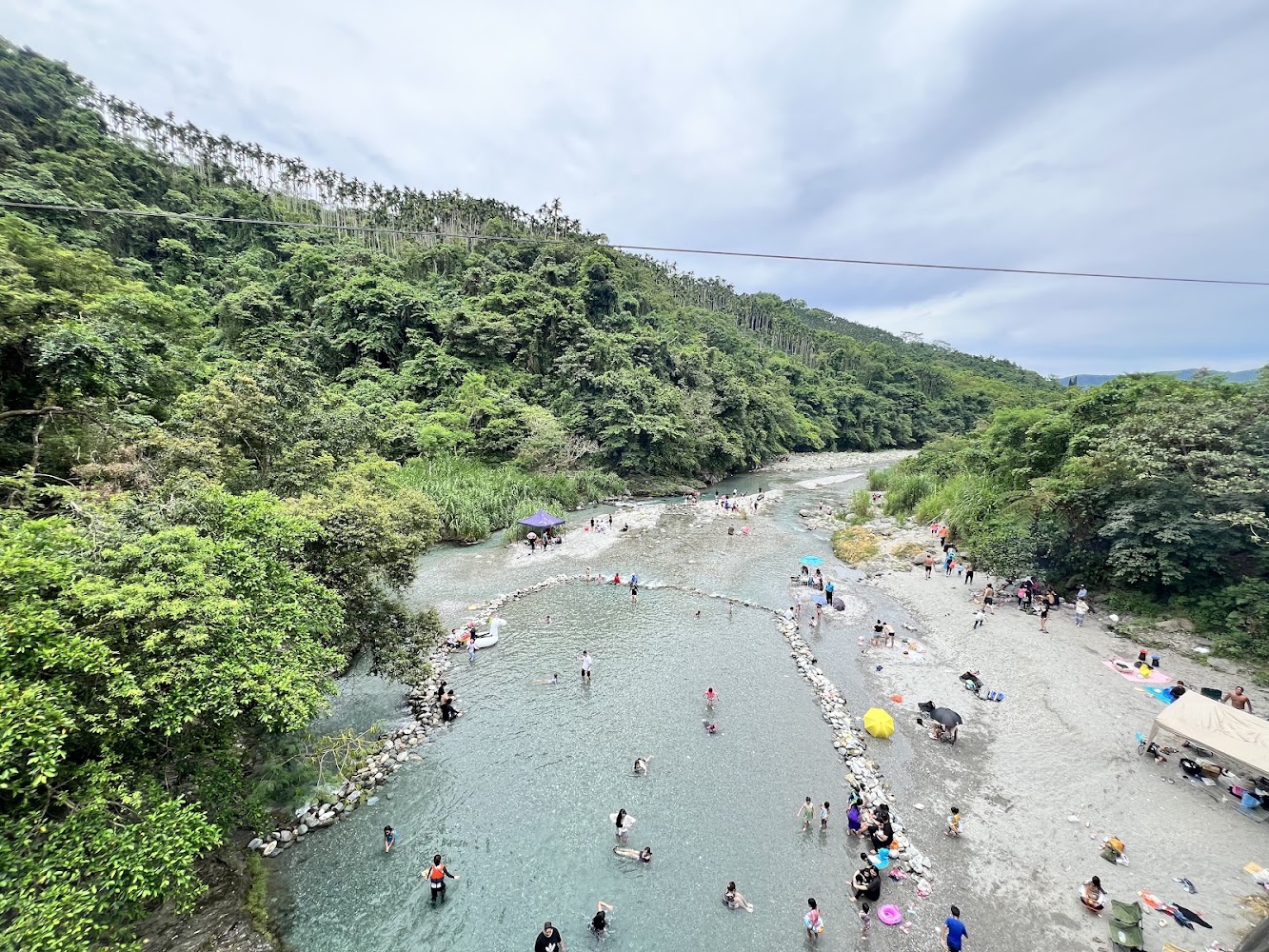 荖溪親水園區多人戲水與野餐實景
