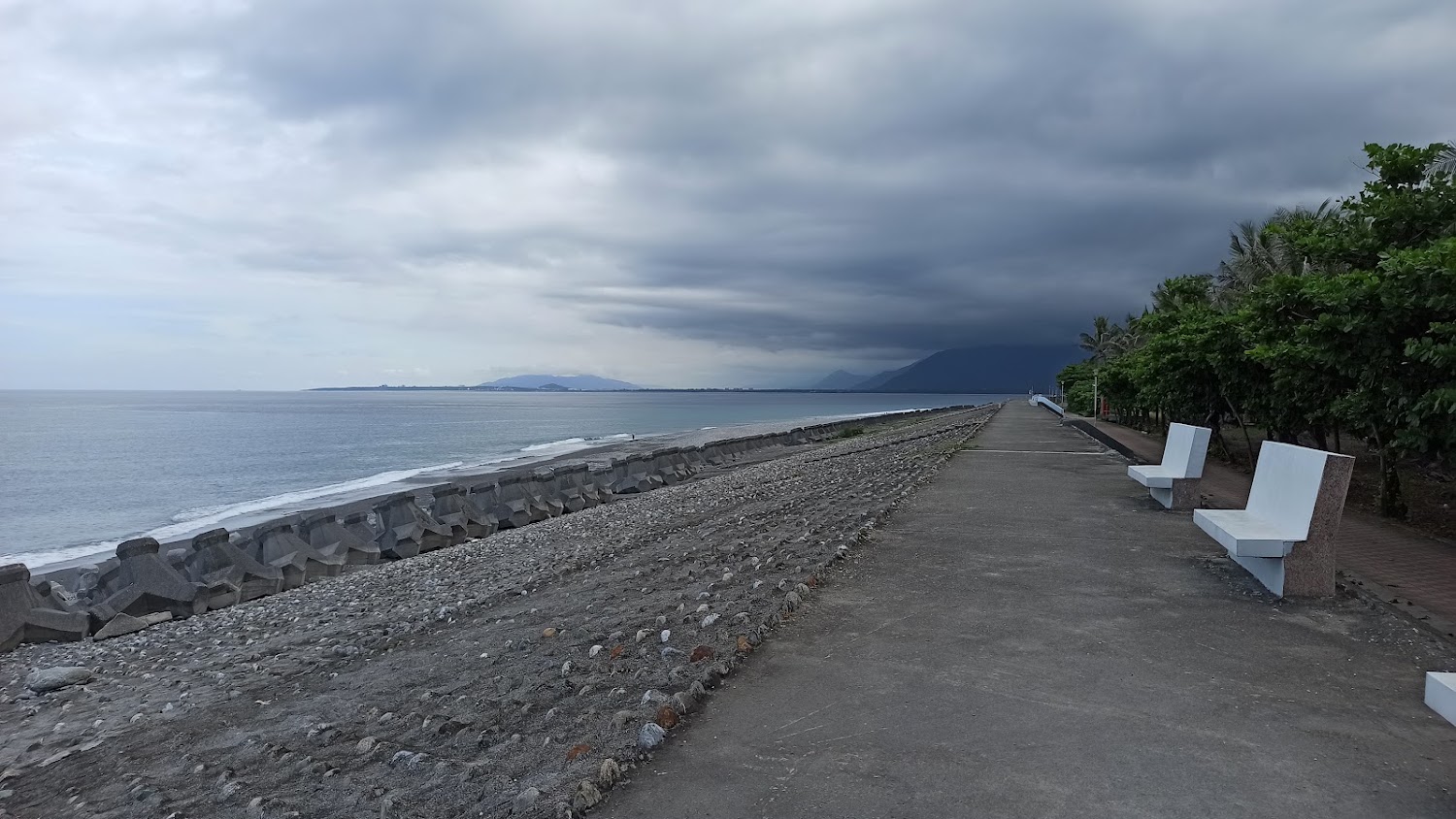 沿著海岸的步道與白色座椅,新城海堤散步空間