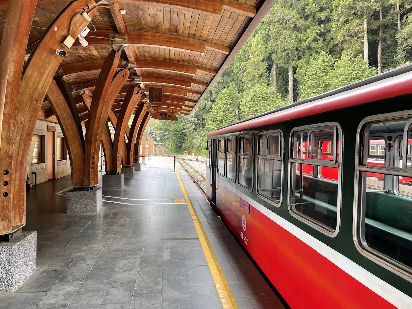 阿里山火車站月台與列車