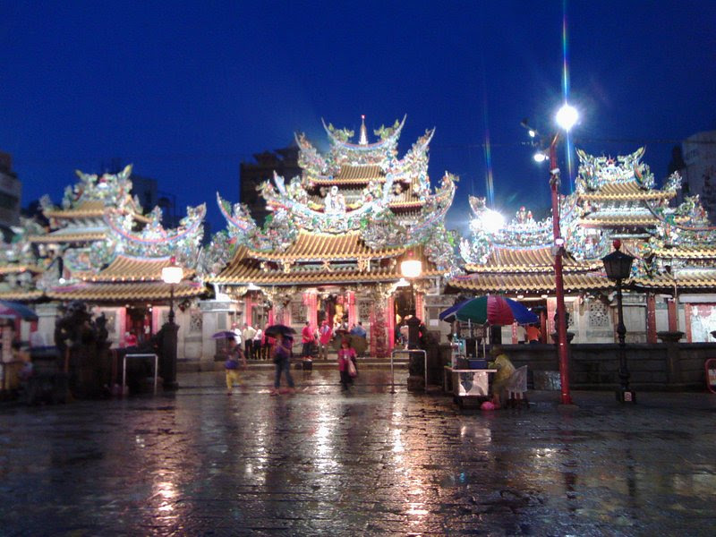 夜晚燈火通明的傳統廟宇