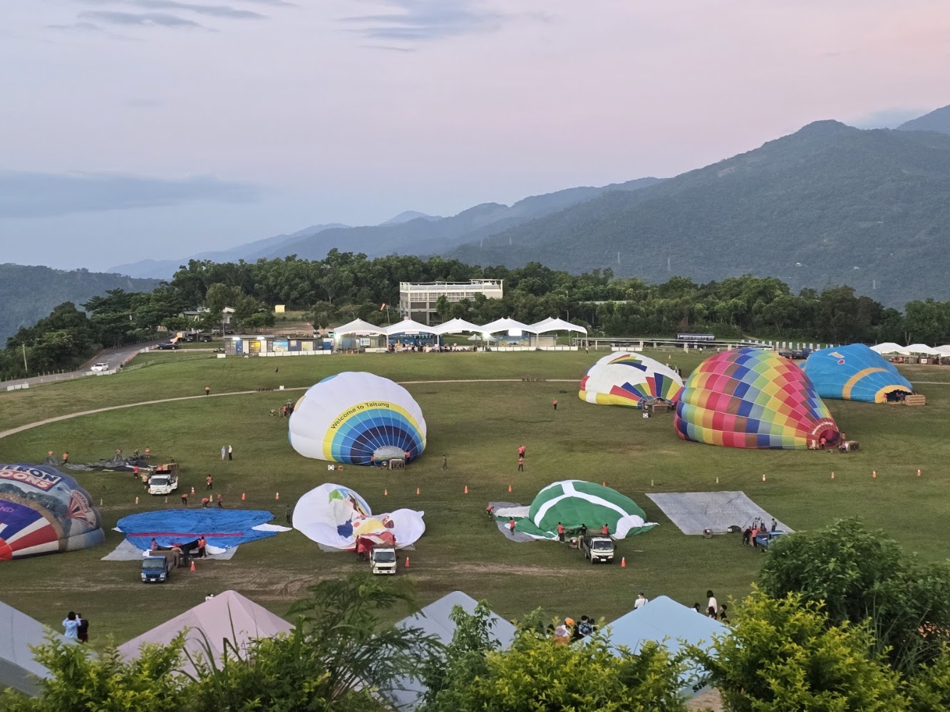 鹿野高台步道周邊熱氣球草地景觀