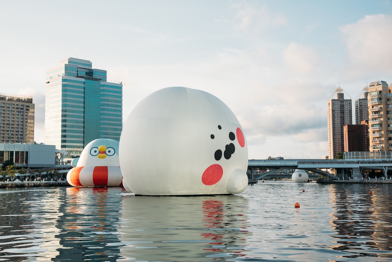 愛河灣大型可愛充氣裝置與高樓港景