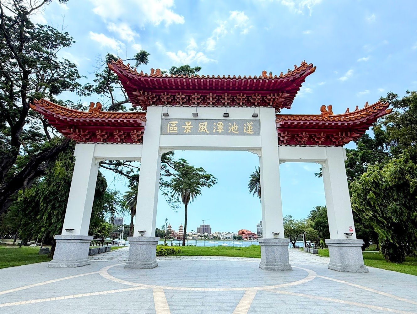 蓮池潭風景區牌樓