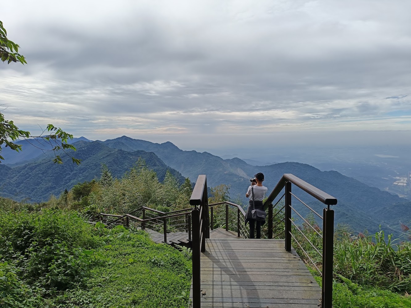 觀景台拍攝遠山景色