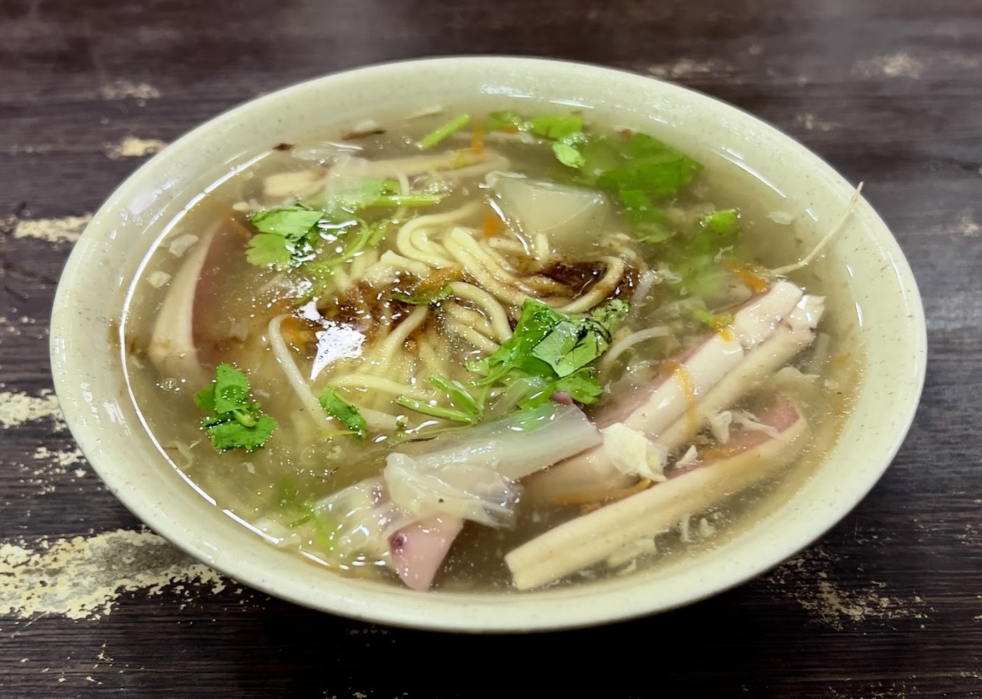 羹麵配料豐富的近拍