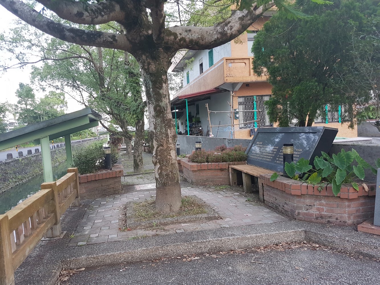 河道旁小公園與綠樹