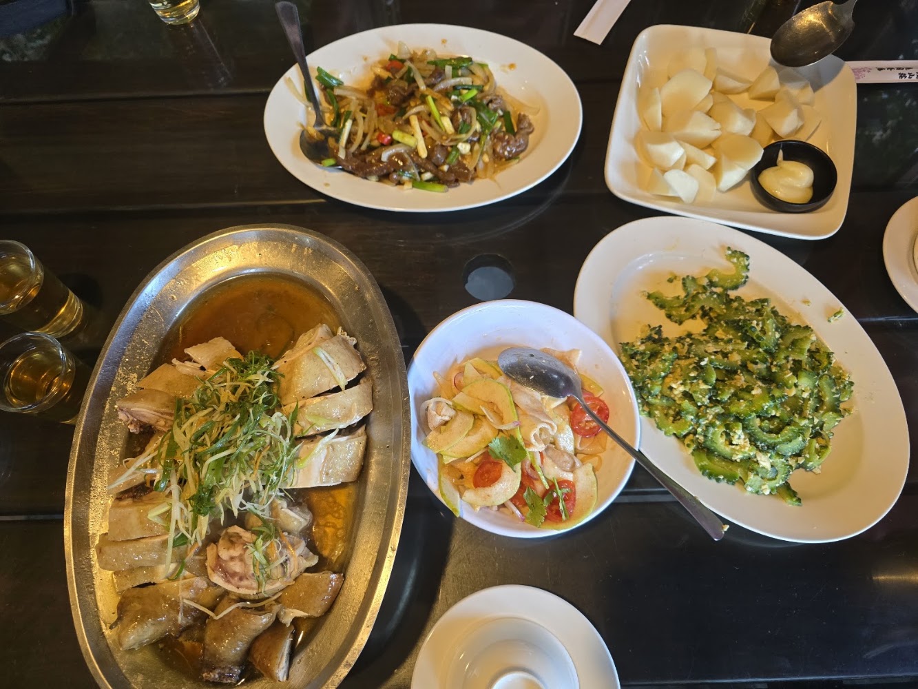 碧瑤山莊庭園餐廳多人用餐桌菜