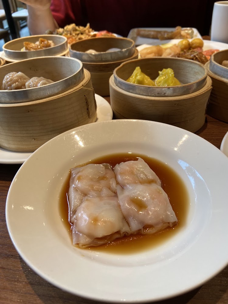 士林官邸店港點蒸籠與腸粉餐桌畫面