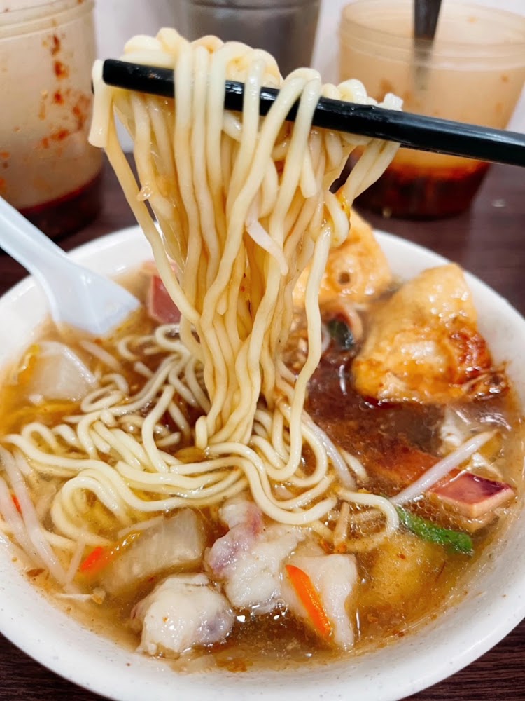 熱騰騰麵食與湯頭特寫