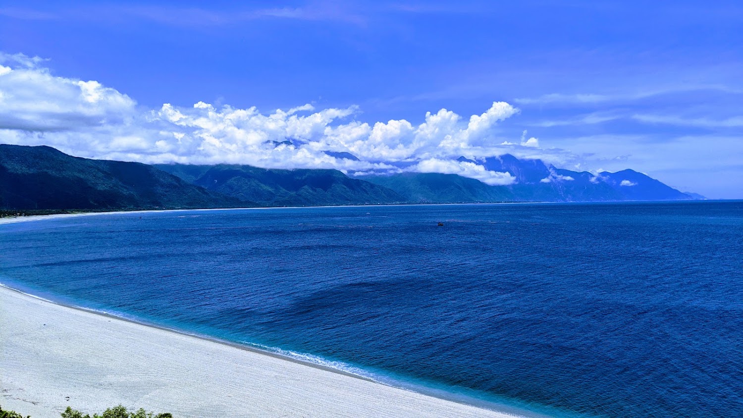 遼闊的藍色海洋與白色雲朵,七星潭海岸壯麗景色