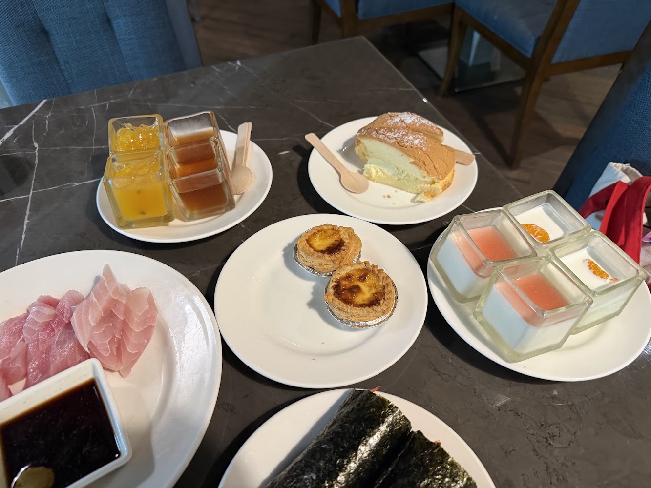 多種甜點、果凍、蛋塔與壽司等料理擺盤豐富
