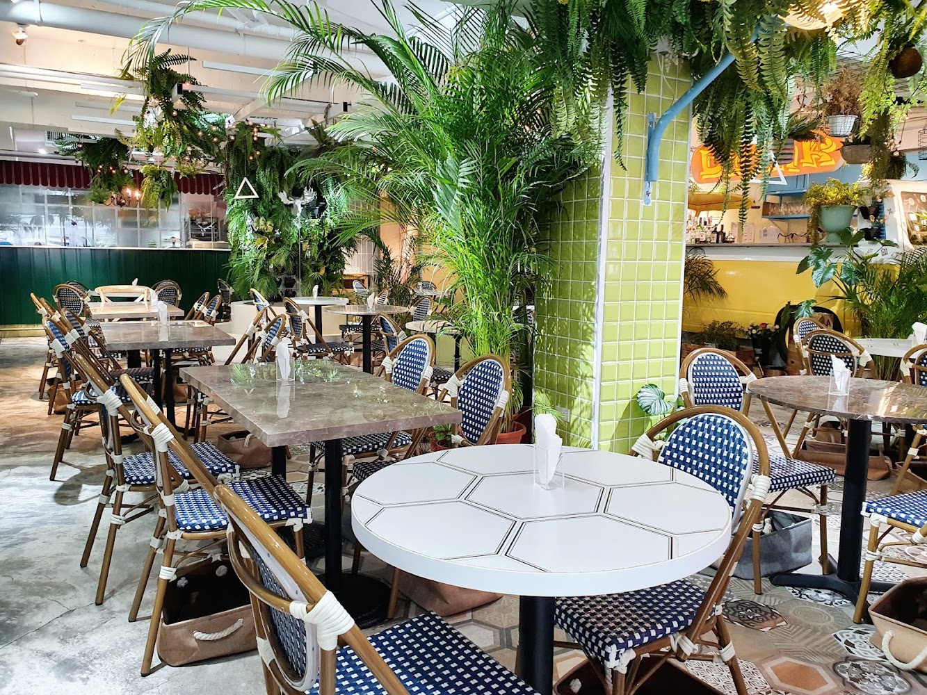 JAI宅西門店室內綠植餐廳空間