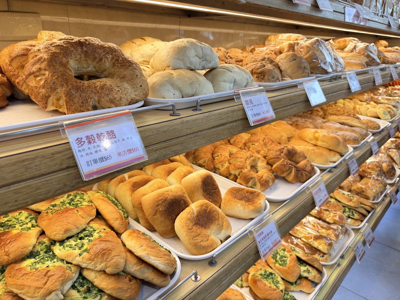 奕順軒礁溪店麵包架與商品標示