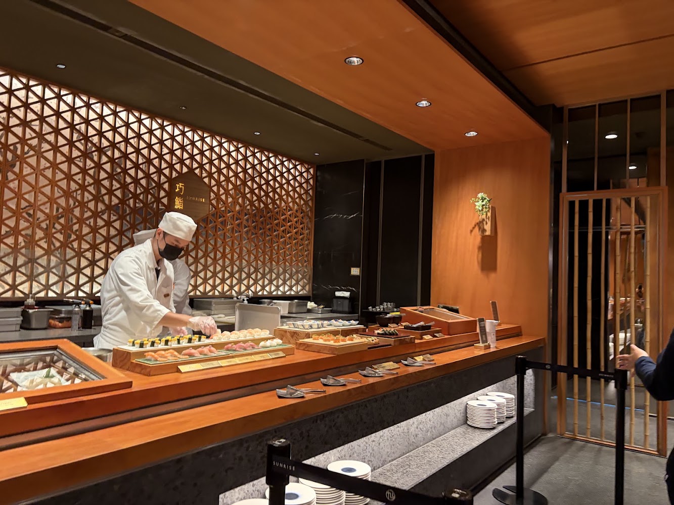 旭集微風店壽司師傅現場作業